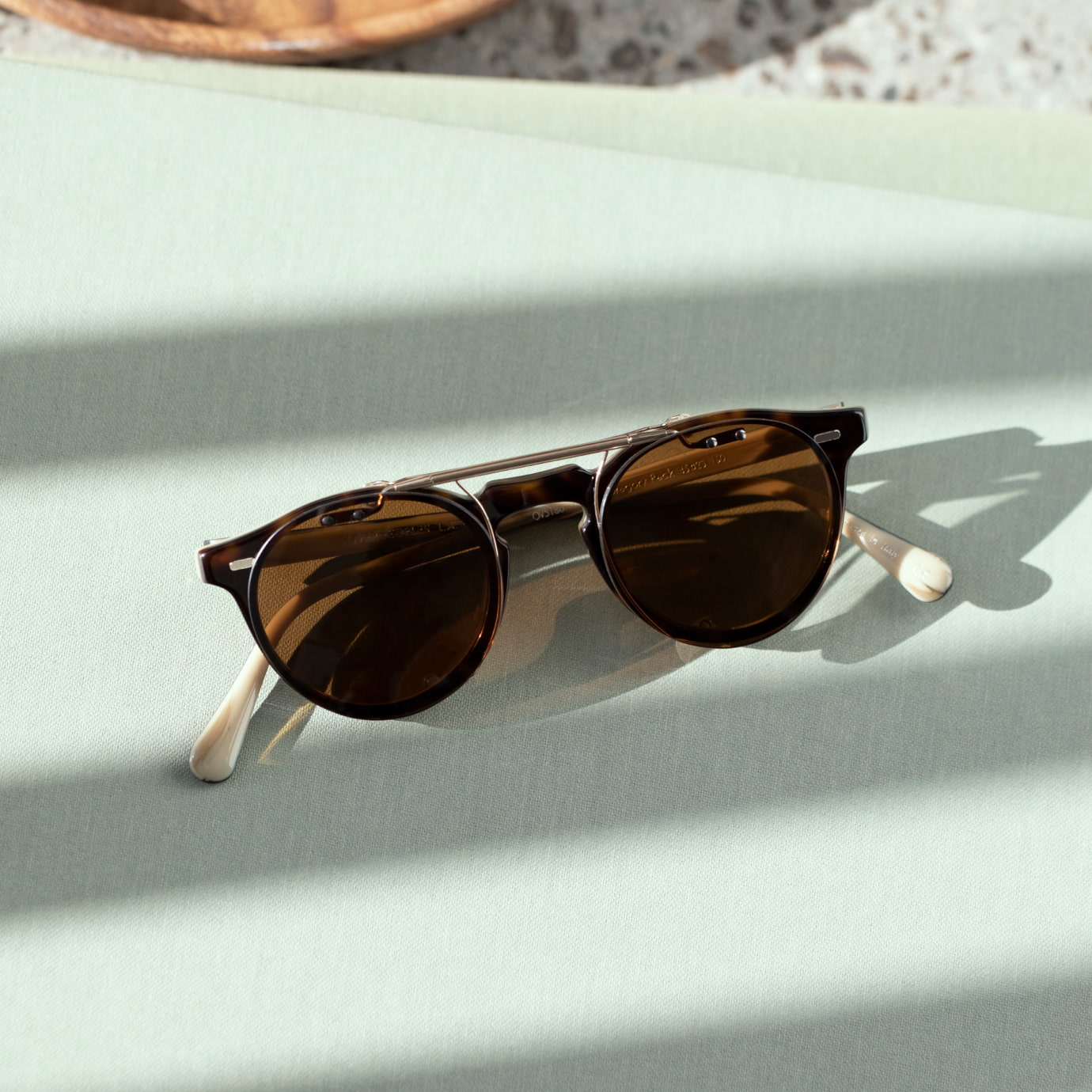 マストハブ OV5186CM - Gold - G-15 Polar - メタル | Oliver Peoples Japan